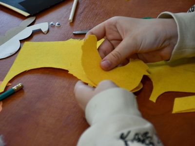 Uczestnicy Rodzinnych Warsztatów Wielkanocnych podczas pracy