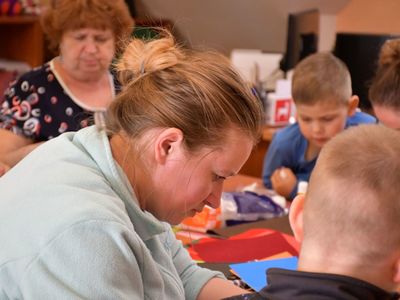 Uczestnicy Rodzinnych Warsztatów Wielkanocnych podczas pracy
