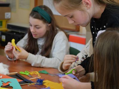Uczestnicy Rodzinnych Warsztatów Wielkanocnych podczas pracy