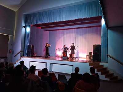 Agnieszka Stawowy (skrzypce), Adam Urbaniak (akordeon), Maria Urbaniak (śpiew) - czyli artyści magicznego wieczoru z piosenkami Edith Piaf