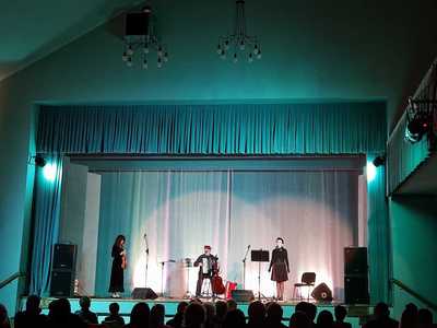 Agnieszka Stawowy (skrzypce), Adam Urbaniak (akordeon), Maria Urbaniak (śpiew) - czyli artyści magicznego wieczoru z piosenkami Edith Piaf