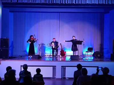 Agnieszka Stawowy (skrzypce), Adam Urbaniak (akordeon), Maria Urbaniak (śpiew) - czyli artyści magicznego wieczoru z piosenkami Edith Piaf