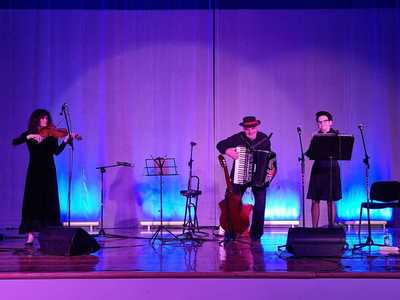 Agnieszka Stawowy (skrzypce), Adam Urbaniak (akordeon), Maria Urbaniak (śpiew) - czyli artyści magicznego wieczoru z piosenkami Edith Piaf