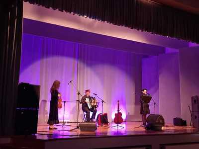 Agnieszka Stawowy (skrzypce), Adam Urbaniak (akordeon), Maria Urbaniak (śpiew) - czyli artyści magicznego wieczoru z piosenkami Edith Piaf