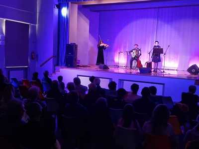 Agnieszka Stawowy (skrzypce), Adam Urbaniak (akordeon), Maria Urbaniak (śpiew) - czyli artyści magicznego wieczoru z piosenkami Edith Piaf