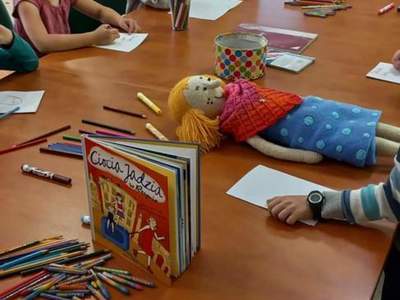 Spotkanie autorskie z Elizą Piotrowską - przygotowywanie laurek dla cioć