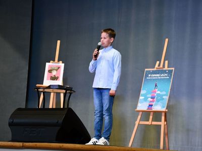 Uczestnik konkursu recytatorskiego dla klas 4-8 na scenie BPiCAK w Dusznikach