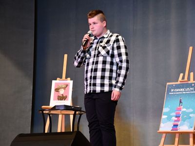 Uczestnik konkursu recytatorskiego dla klas 4-8 na scenie BPiCAK w Dusznikach