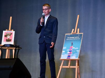 Uczestnik konkursu recytatorskiego dla klas 4-8 na scenie BPiCAK w Dusznikach