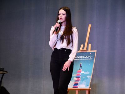 Uczestniczka konkursu recytatorskiego dla klas 4-8 na scenie BPiCAK w Dusznikach