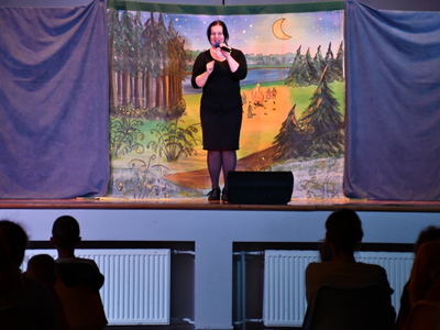 Aktorka grupy teatralnej Krak Art na dusznickiej scenie sali widowiskowej