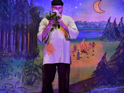Aktor grupy teatralnej Krak Art na dusznickiej scenie sali widowiskowej