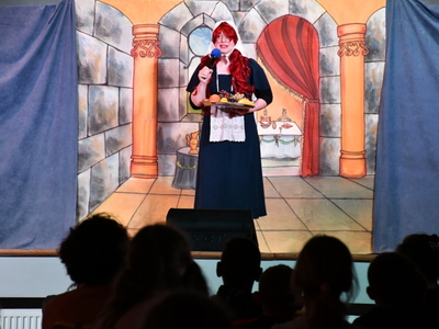 Aktorka grupy teatralnej Krak Art na dusznickiej scenie sali widowiskowej