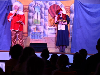 Aktorzy grupy teatralnej Krak Art na dusznickiej scenie sali widowiskowej w spektaklu "Kwiat paproci"