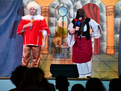 Aktorzy grupy teatralnej Krak Art na dusznickiej scenie sali widowiskowej w spektaklu "Kwiat paproci"