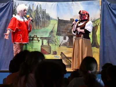Aktorzy grupy teatralnej Krak Art na dusznickiej scenie sali widowiskowej w spektaklu "Kwiat paproci"