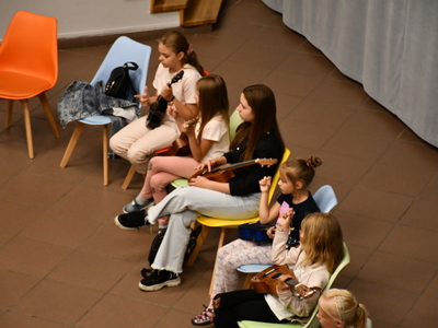 Wakacje z BPiCAK w Dusznikach - warsztaty z gry na ukulele