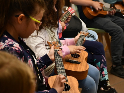 Wakacje z BPiCAK w Dusznikach - warsztaty z gry na ukulele
