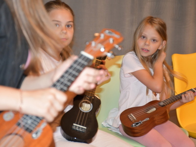 Wakacje z BPiCAK w Dusznikach - warsztaty z gry na ukulele