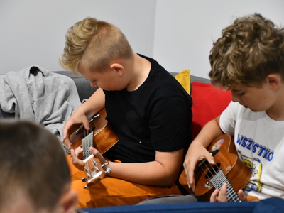 Wakacje z BPiCAK w Dusznikach - warsztaty z gry na ukulele