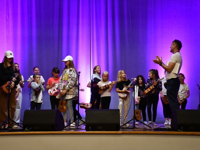 Wakacje z BPiCAK w Dusznikach - warsztaty z gry na ukulele