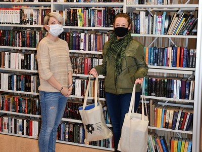 Na zdjęciu laureatka konkursu "Duszniki baśnią osnute" wraz z pracownikiem BPiCAK w Dusznikach podczas wręczenia nagród