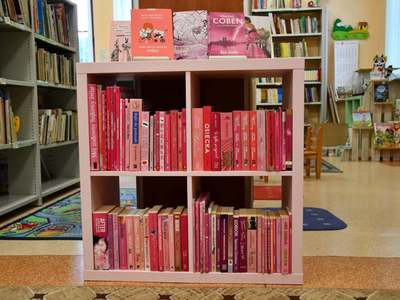 Regał z różowymi propozycjami książkowymi