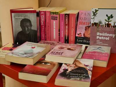 Stolik z różowymi propozycjami książkowymi  