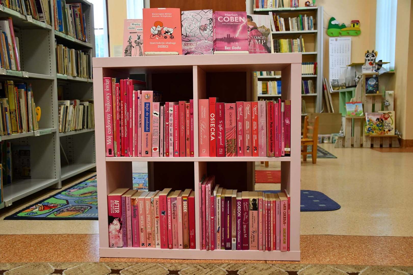 Regał z różowymi propozycjami książkowymi