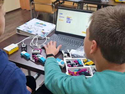 Uczestnicy warsztatów z robotyki podczas pracy 