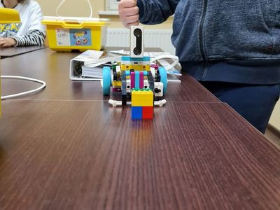 Uczestnicy warsztatów z robotyki podczas pracy 
