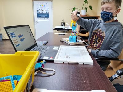 Uczestnicy warsztatów z robotyki podczas pracy 