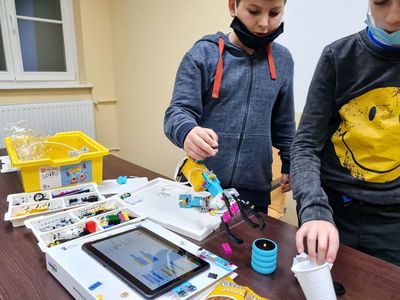 Uczestnicy warsztatów z robotyki podczas pracy 