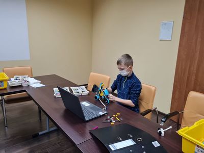 Uczestnicy warsztatów z robotyki podczas pracy 