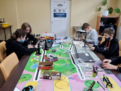 Uczestnicy warsztatów z robotyki podczas pracy 