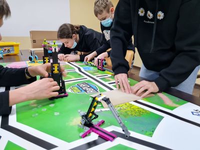 Uczestnicy warsztatów z robotyki podczas pracy 
