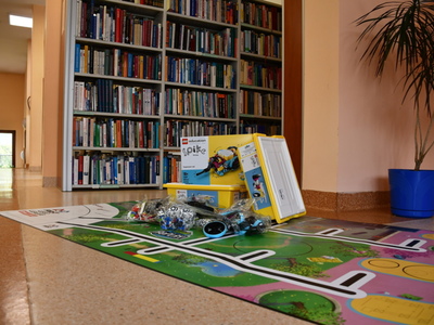 zestawy Lego SPIKE PRIME z matą przejazdową oraz klockami do budowy modeli i przeszkód