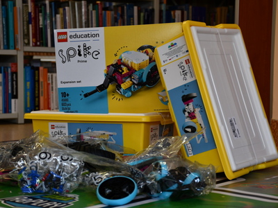 zestawy Lego SPIKE PRIME z matą przejazdową oraz klockami do budowy modeli i przeszkód