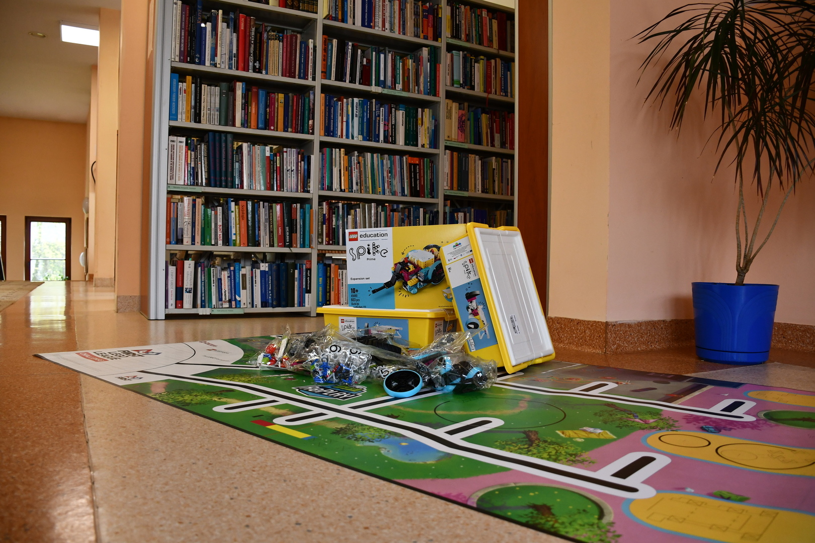 zestawy Lego SPIKE PRIME z matą przejazdową oraz klockami do budowy modeli i przeszkód