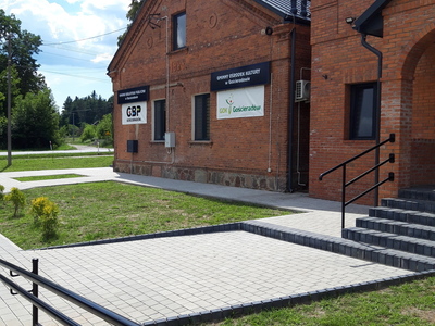 Widok na budynek od strony wejścia dla niepełnosprawnych [400x300]
