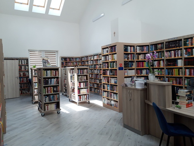 Regały w strefie wypożyczeń i spotkań bibliotecznych [400x300]