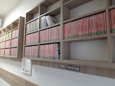 Regały ze zbiorami multimedialnymi w czytelni internetowej [400x300]