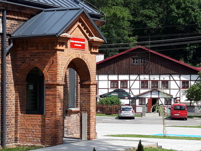 Część zewnętrzna budynku należąca do biblioteki z widokiem na Restaurację Bajka [400x300]