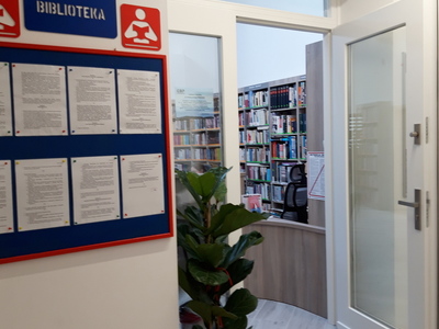 Wejście do Gminnej Biblioteki Publicznej w Gościeradowie [400x300]