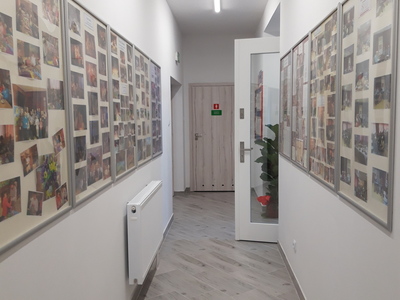 Korytarz ze zdjęciami z działalności biblioteki [400x300]