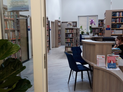 Wejście do strefy wypożyczeń i spotkań bibliotecznych [400x300]