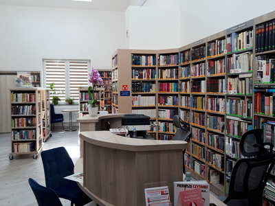 Widok na strefę wypożyczeń i spotkań bibliotecznych [400x300]