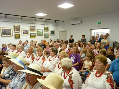Sala wypełniona przez gości i publiczność.