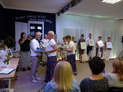 Upominki od Klubu Seniora wręczone dla instytucji kultury.