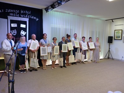 Osoby nagrodzone dyplomem i medalem "Przyjaciel Gminnej Biblioteki Publicznej w Gościeradowie"  oraz gadżetami z GOK.